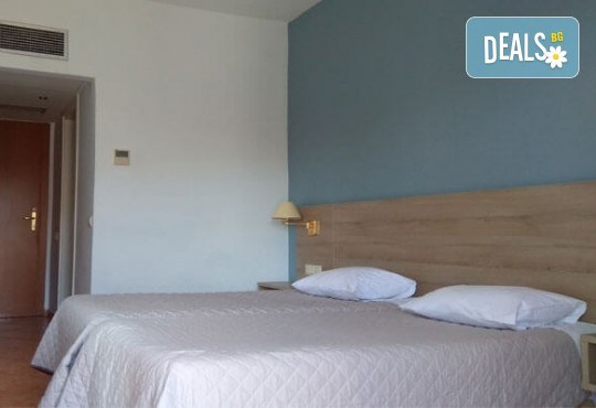 Лятна мини почивка в Кавала! 4 нощувки със закуски и вечери в Hotel Oceanis 3*, транспорт и трансфер до плажовете Амолофи, Неа Ираклица и Каламица - Снимка 11
