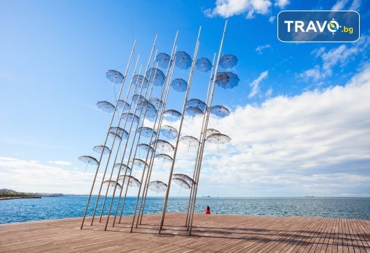 Еднодневна екскурзия през март или април до Солун с посещение на скулптурата Веселите чадъри! Транспорт и екскурзовод от Глобул Турс - Снимка 1