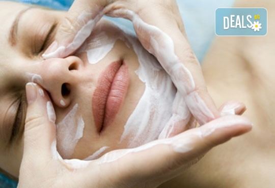 Мануално почистване с пилинг маска, масаж и по желание диамантено дермабразио в Beauty Salon Tesori - Снимка 3