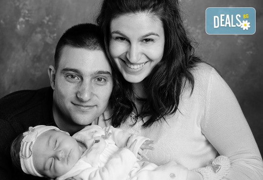 Семейна, детска или индивидуална фотосесия в студио, в дома на клиента или на открито от Фото Студио Амели - Снимка 8