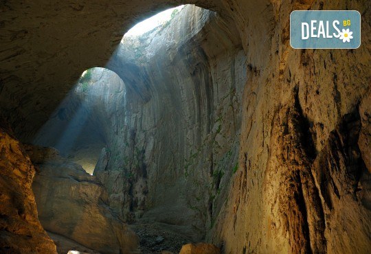 За 1 ден до Правешкия манастир, пещерата Проходна, парка Златна Панега и Луковит! Транспорт, програма и екскурзовод от Глобул Турс - Снимка 2