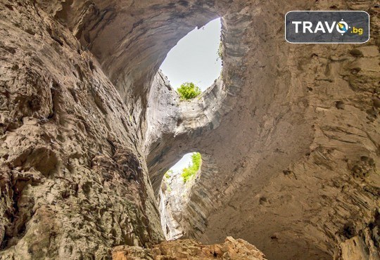 За 1 ден до Правешкия манастир, пещерата Проходна, парка Златна Панега и Луковит! Транспорт, програма и екскурзовод от Глобул Турс - Снимка 3