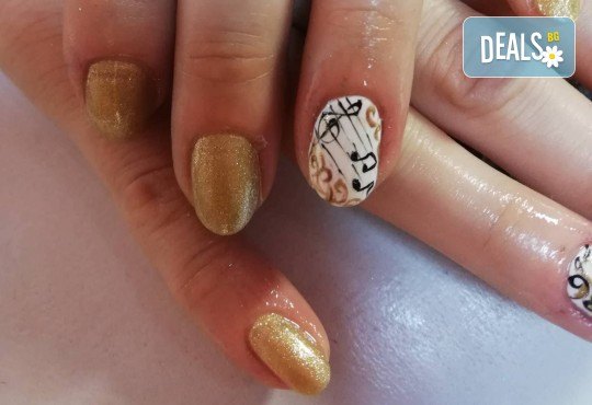Viva la musica! Маникюр с гел лак BlueSky и 10 рисувани музикални декорации: ноти, музикални инструменти и други от Салон за красота Miss Beauty - Снимка 4