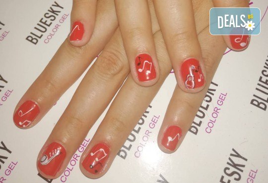Viva la musica! Маникюр с гел лак BlueSky и 10 рисувани музикални декорации: ноти, музикални инструменти и други от Салон за красота Miss Beauty - Снимка 5