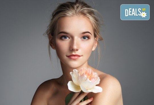 Анти-ейдж терапия с пилинг, ултразвук, нанасяне на маска и регенериращ масаж на лице с френска козметика от Студио Нова! - Снимка 3