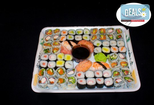 Вземете 68 хапки с пушена сьомга, филаделфия и скариди или херинга от Sushi Market на супер цена! - Снимка 1
