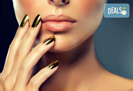 Поставяне на гел върху естествен нокът за укрепване и здравина, класически маникюр с лак CND + бонус: масаж на ръце в салон за красота Женско царство - Студентски град или Център - Снимка 3