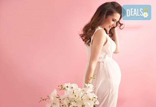 Едночасова фотосесия за бременни в студио, с 10 обработени кадъра от Студио Dreams House - Снимка 1