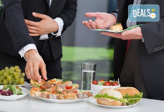 Празничен сет Фамилия - 150 бр. мини сандвичи, парти кюфтенца и златисти еклерчета от кулинарна работилница Деличи - Снимка 3