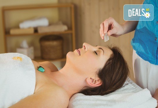 70-минутна кристална терапия - антистрес масаж на цяло тяло, парафинова маска с кристали на стъпала, масаж на лице и скалп с кристална есенция в Студио Модерно е да си здрав - Снимка 3