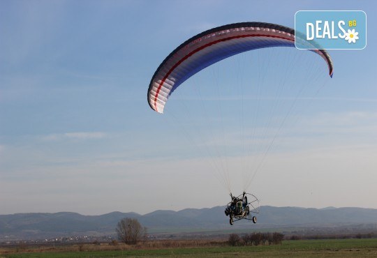 Адреналин! Тандемен полет с двуместен моторен парапланер близо до София и HD видеозаснемане от клуб Vertical Dimension - Снимка 11