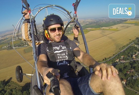 Адреналин! Тандемен полет с двуместен моторен парапланер близо до София и HD видеозаснемане от клуб Vertical Dimension - Снимка 7