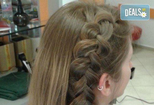 Подстригване, масажно измиване и кератинова терапия с професионалните продукти на Brave new hair и оформяне със сешоар в салон за красота Феникс - Снимка 5