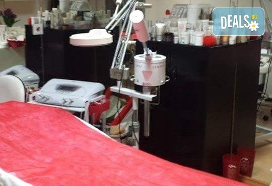 Медицински педикюр за красиви и поддържани крачета в салон за красота Лаура Стайл - Снимка 7