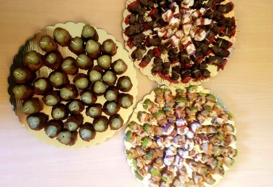 Микс от 100 или 150 броя печени шишчета от пилешко, телешко и свинско с гриловани зеленчуци и свински кюфтенца с кисела краставичка от Кетъринг груп 7