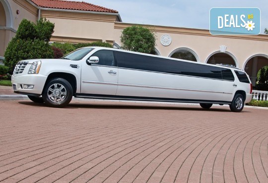 Рожден ден в период на криза! Единственото място за парти по време на COVID-19: лимузина с личен шофьор, бутилка вино и луксозни чаши от San Diego Limousines - Снимка 14