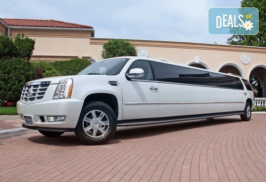 Рожден ден в период на криза! Единственото място за парти по време на COVID-19: лимузина с личен шофьор, бутилка вино и луксозни чаши от San Diego Limousines - Снимка 15