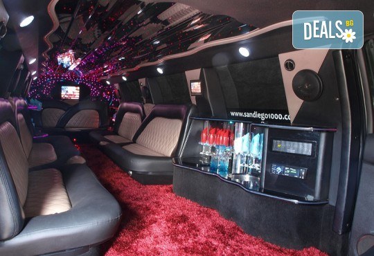 Рожден ден в период на криза! Единственото място за парти по време на COVID-19: лимузина с личен шофьор, бутилка вино и луксозни чаши от San Diego Limousines - Снимка 11