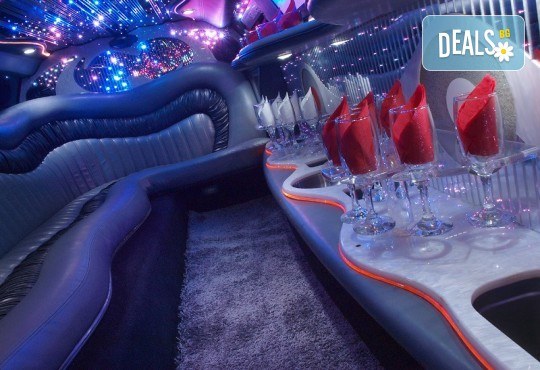 Рожден ден в период на криза! Единственото място за парти по време на COVID-19: лимузина с личен шофьор, бутилка вино и луксозни чаши от San Diego Limousines - Снимка 9