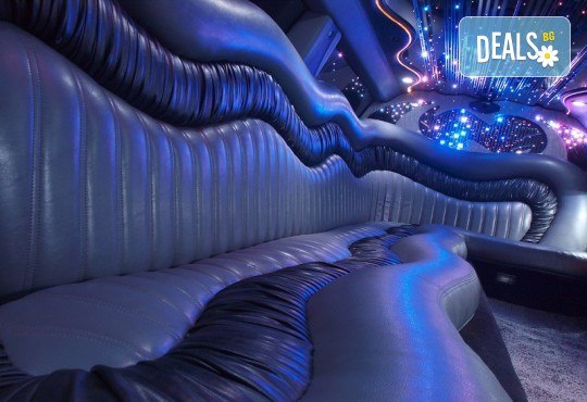 Рожден ден в период на криза! Единственото място за парти по време на COVID-19: лимузина с личен шофьор, бутилка вино и луксозни чаши от San Diego Limousines - Снимка 12