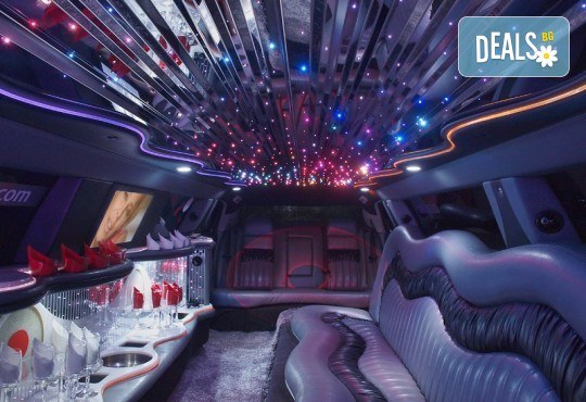 Рожден ден в период на криза! Единственото място за парти по време на COVID-19: лимузина с личен шофьор, бутилка вино и луксозни чаши от San Diego Limousines - Снимка 13