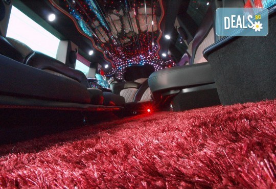 Рожден ден в период на криза! Единственото място за парти по време на COVID-19: лимузина с личен шофьор, бутилка вино и луксозни чаши от San Diego Limousines - Снимка 4