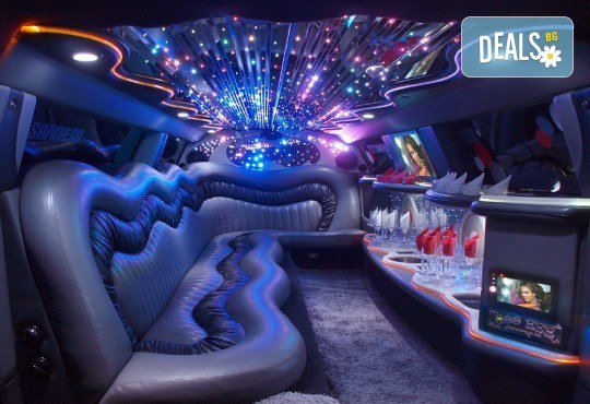 Рожден ден в период на криза! Единственото място за парти по време на COVID-19: лимузина с личен шофьор, бутилка вино и луксозни чаши от San Diego Limousines - Снимка 2
