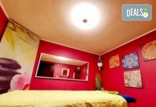 90-минутен луксозен СПА пакет Hot Stone с базалтови топли камъни и кристали, шоколадов пилинг и кралски масаж на цяло тяло, лице глава и рефлексотерапия в Wellness Center Ganesha Club - Снимка 9
