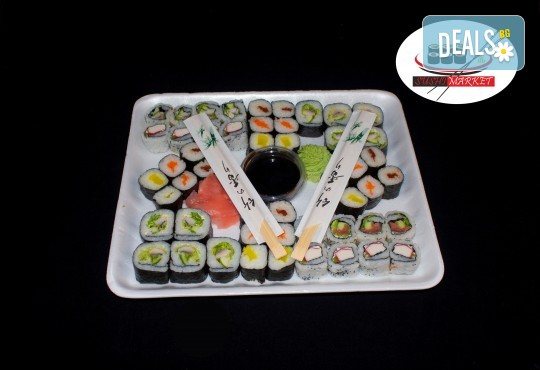 Вкусно предложение на супер цена! 50 суши хапки с пушена сьомга, филаделфия и херинга от Sushi Market - Снимка 1