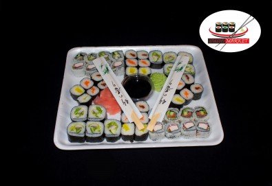 Вкусно предложение на супер цена! 50 суши хапки с пушена сьомга, филаделфия и херинга от Sushi Market