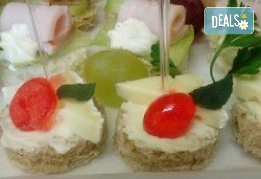 Детски рожден ден на открито за до 30 гости с вкусни хапки, свежа лимонада, празнични чашки и чинийки oт Кулинарна работилница Деличи - Снимка 6