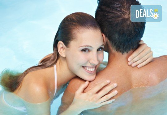 90 минути Любовен елексир! Синхронен масаж за двама с вана, масло от ягоди и шампанско, цветна романтика и комплимент бяло вино Шардоне от Senses Massage & Recreation - Снимка 2