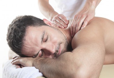 СПА пакет за Него! Лечебен масаж на гръб, масаж Уморени крака и чаша вино в масажно студио Спавел!