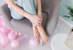 Покажете краката си без притеснения! Лазерно лечение на гъбички по ноктите в Салон за красота Вили - Снимка
