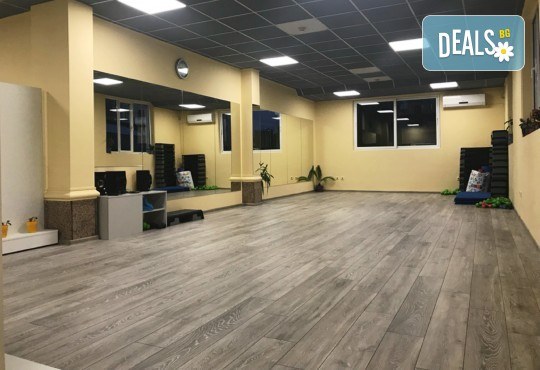 Студио за аеробика и танци Фейм - 4 тренировки по избор от комбинирана гимнастика, йога стречинг, Fat Burning Class, Zumba, PortDeBras - Снимка 5