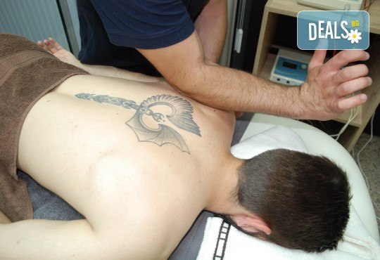 Дълбокотъканен, лечебен или спортен масаж на гръб или на цяло тяло в Physio Arthro - Снимка 3