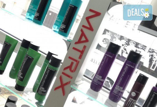 Иновативна фотон лазер терапия за коса с ботокс, хиалурон, кератин, арган, измиване, флуид с инфраред преса и оформяне със сешоар в Женско царство в Центъра - Снимка 5