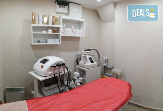 Антиейдж терапия и почистване на лице с диамантено микродермабразио в салон за красота Неви в Центъра - Снимка 9