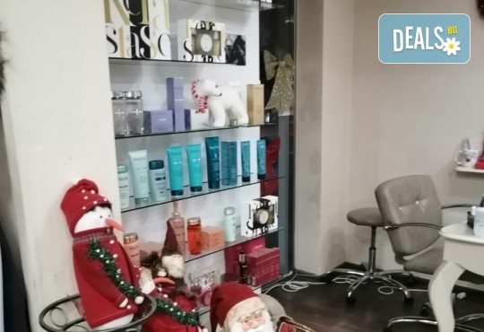 Антиейдж терапия и почистване на лице с диамантено микродермабразио в салон за красота Неви в Центъра - Снимка 10