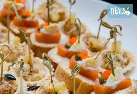 За Вашия празник! 100 вкусни, апетитни коктейлни хапки с пикантен ароматен мус, пушен свински бут, зелени подправки и още от H&D Catering - Снимка 2