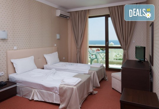 Почивка на супер цена в Свети Влас! 5 нощувки на база All Inclusive в Хотел Свети Георги, транспорт, ползване на басейн, чадър и шезлонг - Снимка 3