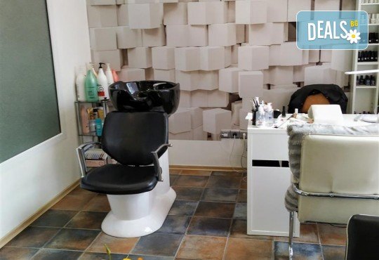 Мануално почистване на лице, ензимен пилинг и ултразвук с ампула Q10 коензим + маска с млечен протеин и витамини в студио Нова - Снимка 7