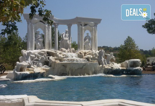 Посещение на Замъка „Влюбен във Вятъра” в Равадиново, безплатно за дете до 6.99 г. - Снимка 2