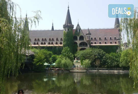 Посещение на Замъка „Влюбен във Вятъра” в Равадиново, безплатно за дете до 6.99 г. - Снимка 1