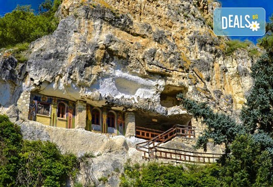 Уикенд екскурзия до Ивановските скални манастири! 1 нощувка и закуска в хотел 3*/4* в Русе, транспорт, посещение на пещерата Орлова чука - Снимка 1