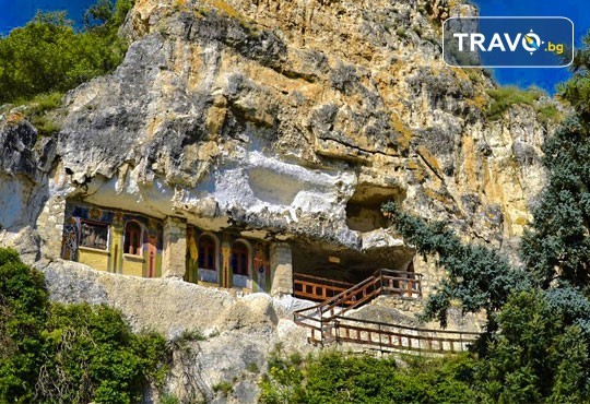 Уикенд екскурзия до Ивановските скални манастири! 1 нощувка и закуска в хотел 3*/4* в Русе, транспорт, посещение на пещерата Орлова чука - Снимка 1