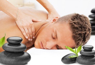 Подарък за мъж! Дълбокотъканен цялостен масаж с бадем, злато или магнезиево олио в комбинация със зонотерапия, терапия Hot stone, елементи на тай масаж и комплимент уиски и хрупкави бадеми в Senses Massage & Recreation!