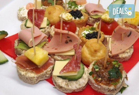 Почерпете гостите си със стилен сет от 115, 170 или 230 солени и сладки хапки микс от H&D Catering - Снимка 2