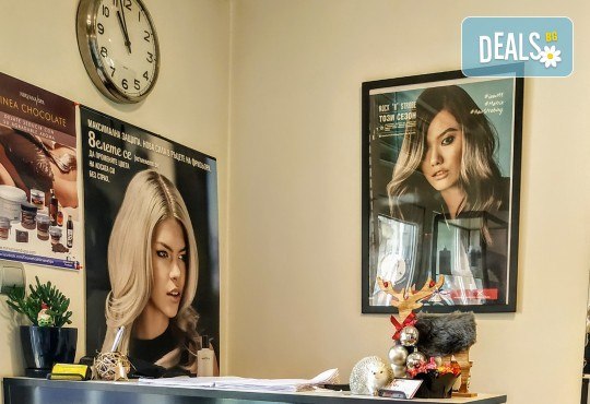 Лифтинг масаж на лице, шия и деколте + ултразвуково въвеждане на ампула с Anti-age ефект, маска и финален крем в студио Нова - Снимка 6