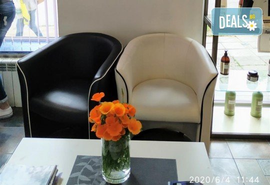 Лифтинг масаж на лице, шия и деколте + ултразвуково въвеждане на ампула с Anti-age ефект, маска и финален крем в студио Нова - Снимка 12